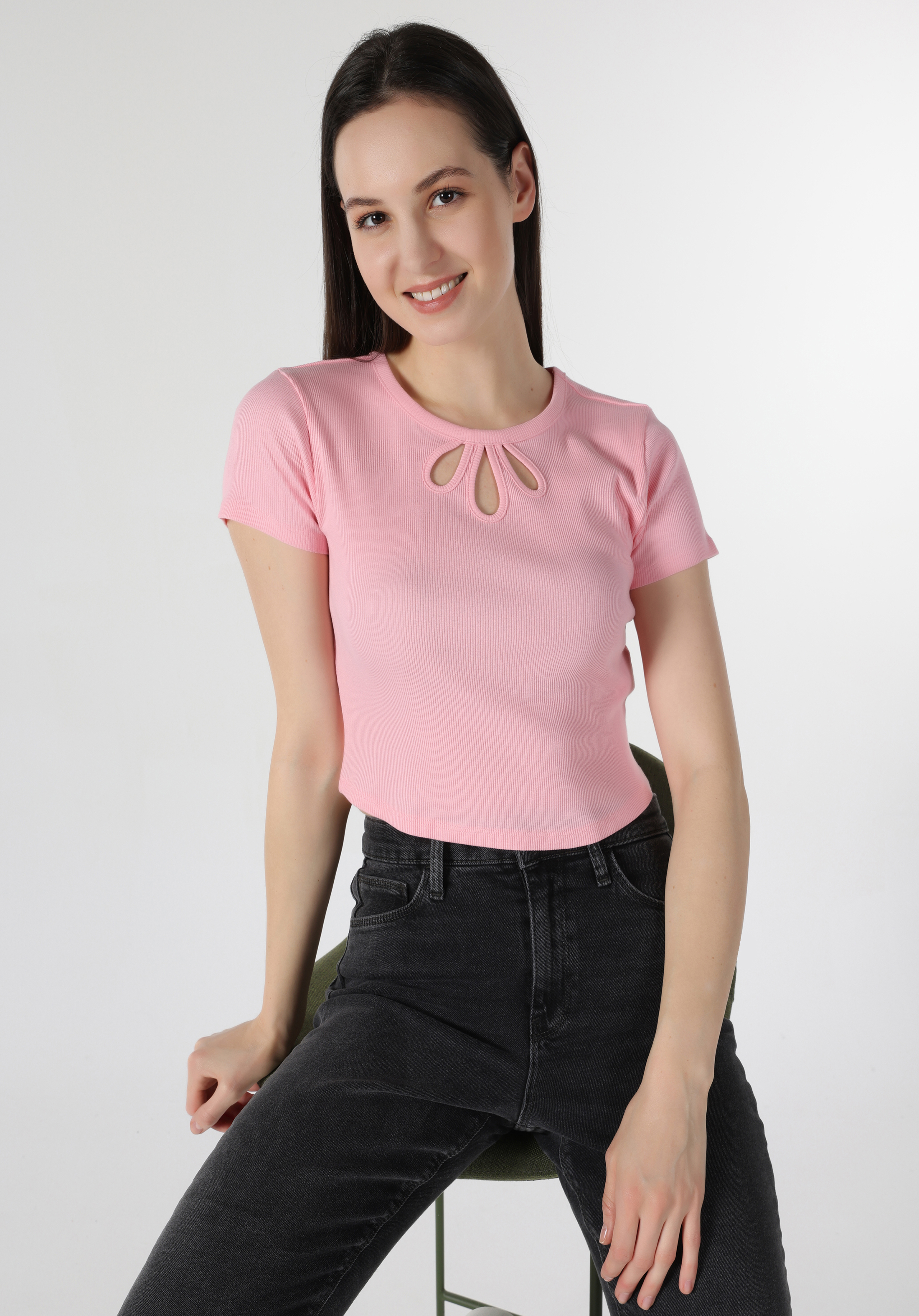Показать информацию о Slim fit женская розовая футболка с коротким рукавом и круглым вырезом