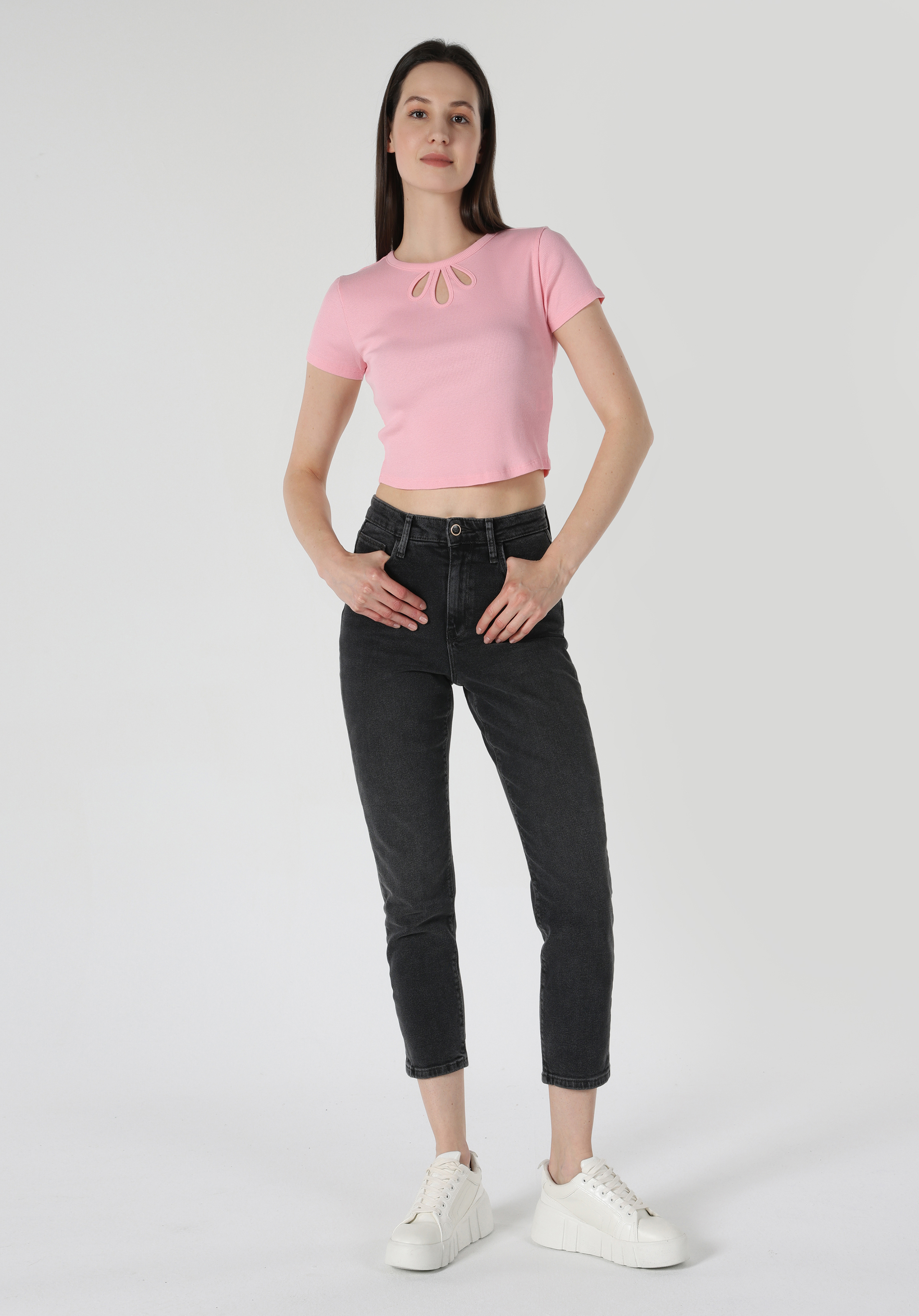 Показать информацию о Slim fit женская розовая футболка с коротким рукавом и круглым вырезом