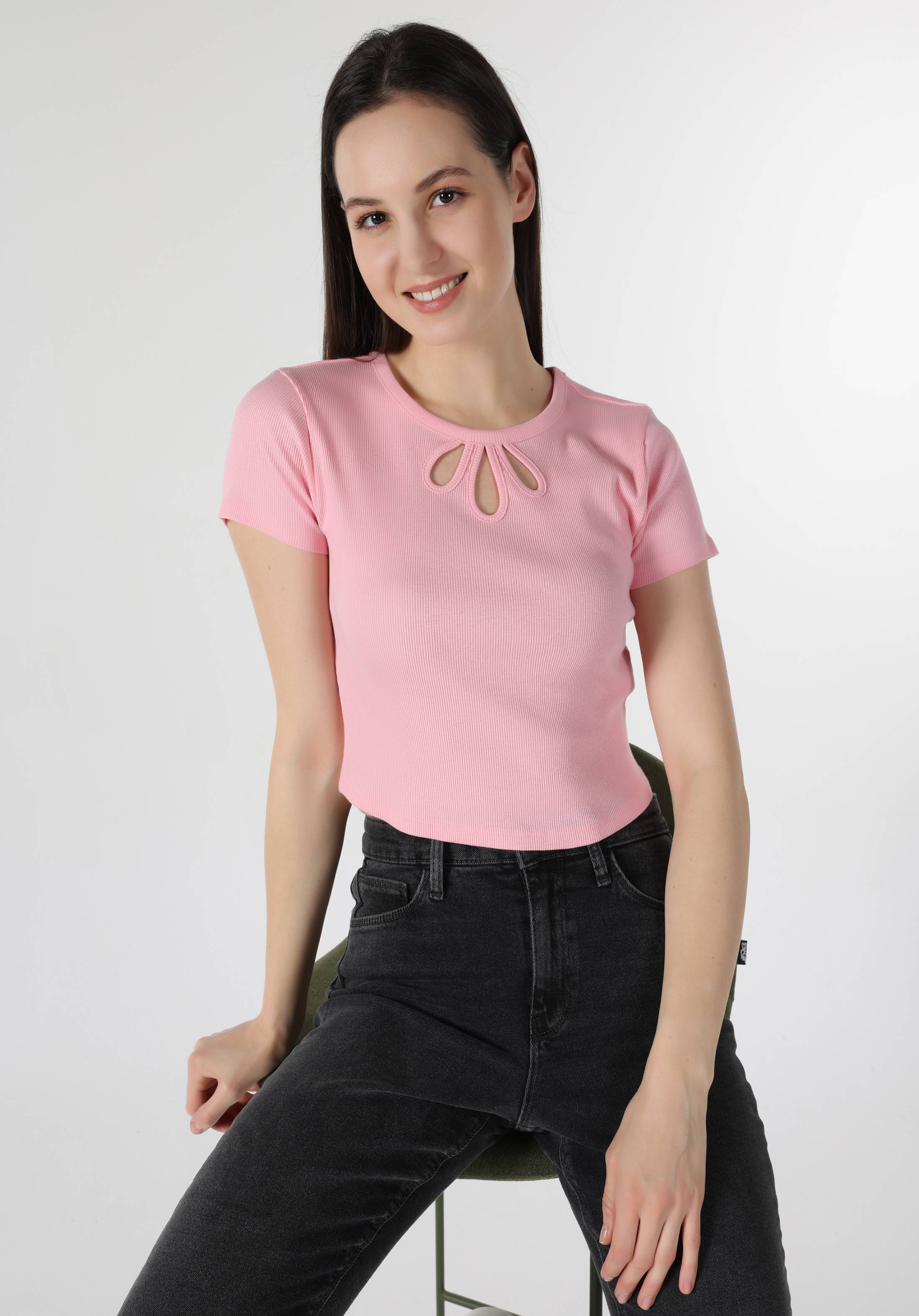 Показать информацию о Slim fit женская розовая футболка с коротким рукавом и круглым вырезом