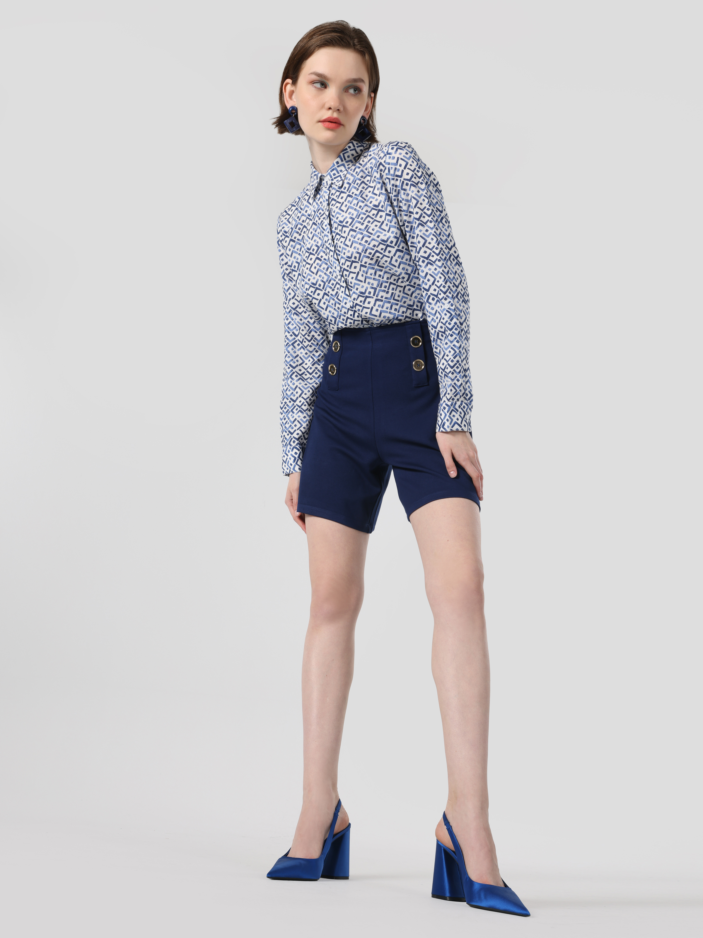 Показать информацию о Женские темно-синие шорты slim fit средняя посадка