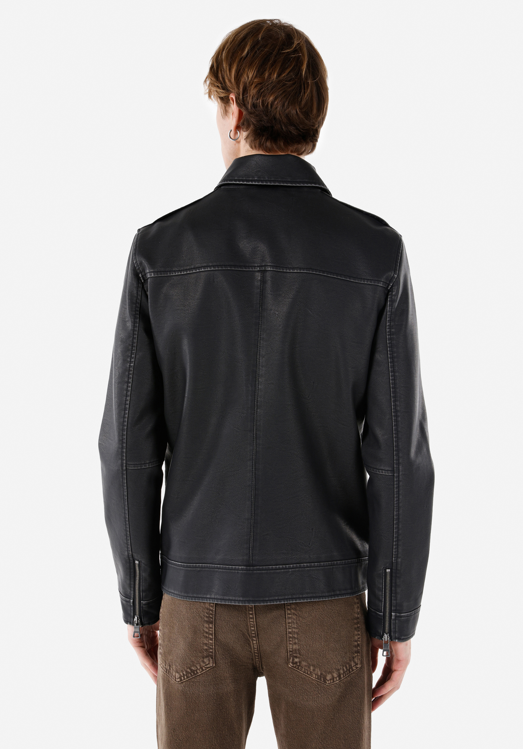 Показать информацию о Мужское черное пальто slim fit из полиуретана