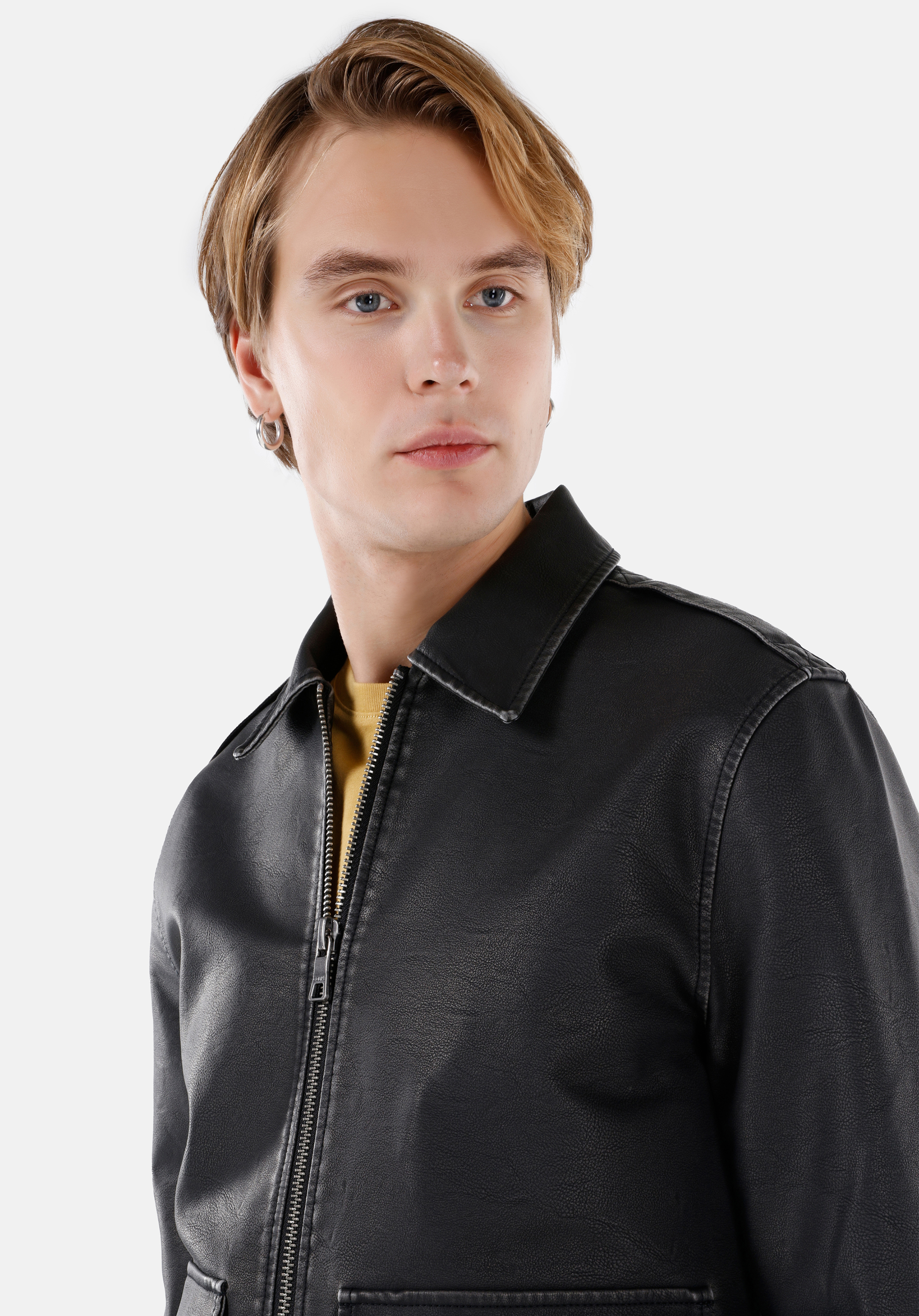 Показать информацию о Мужское черное пальто slim fit из полиуретана