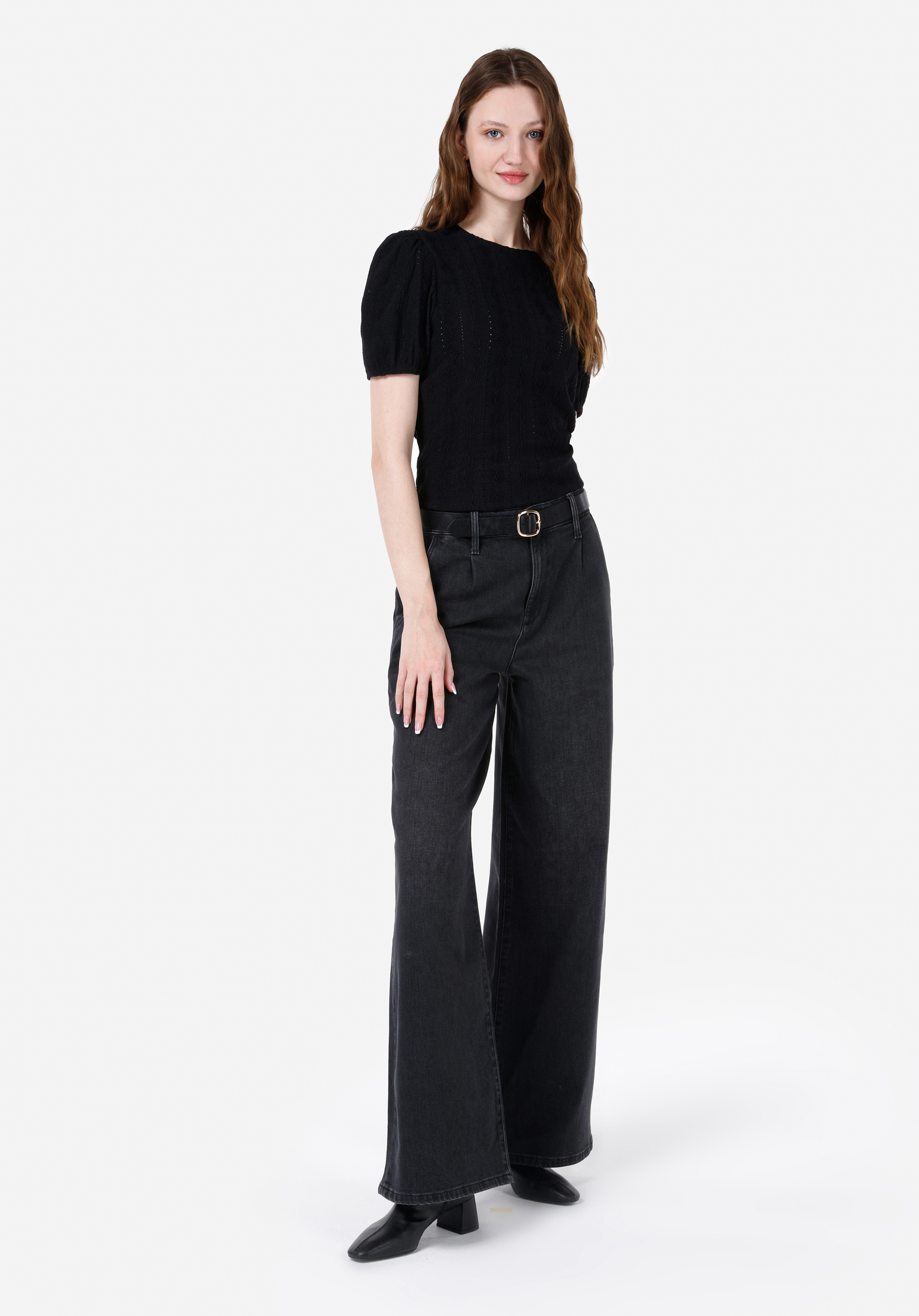 Показать информацию о Slim fit женская черная футболка с круглым вырезом и коротким рукавом