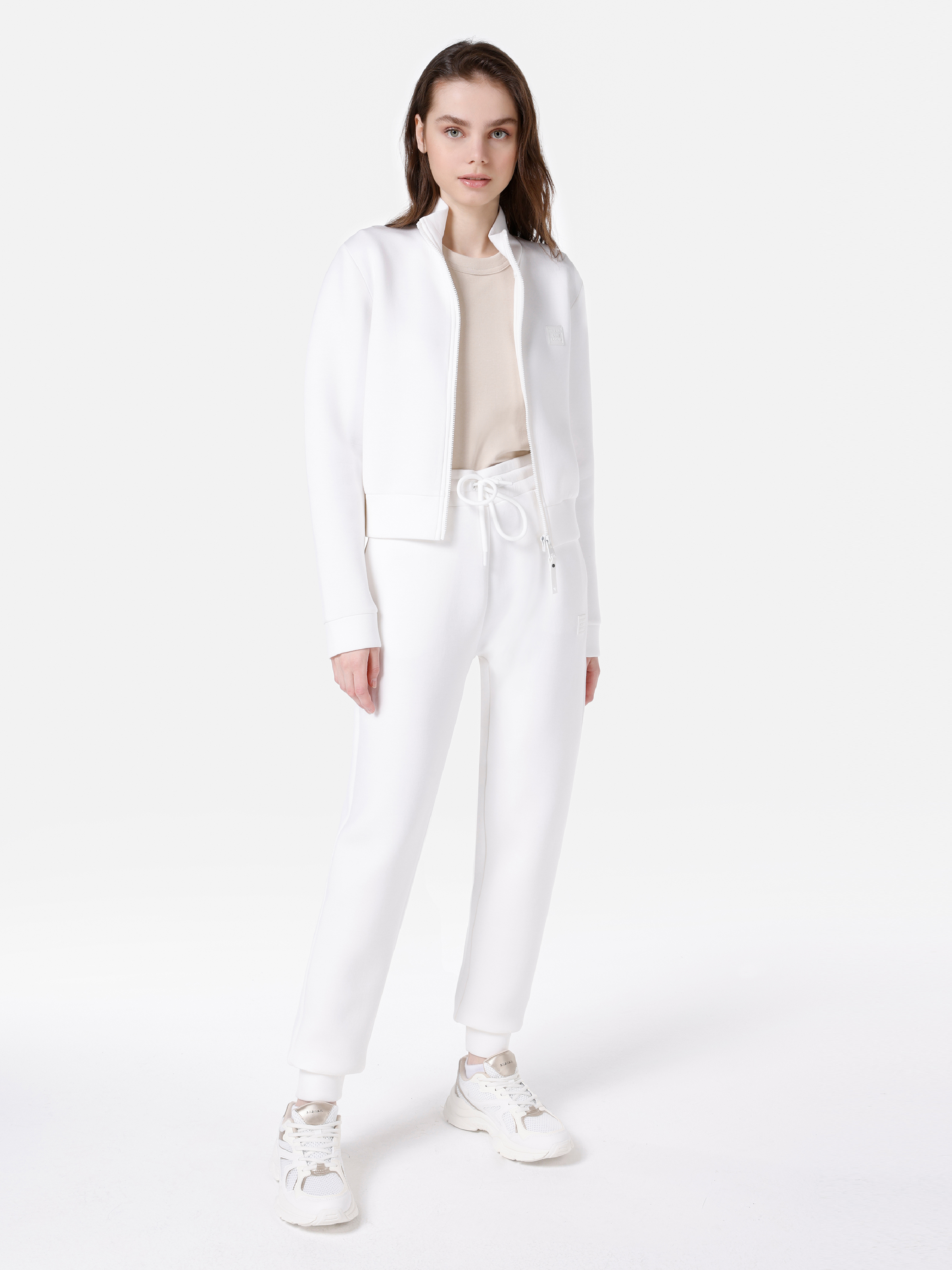 Показать информацию о Женские белые спортивные штаны с принтом slim fit средняя посадка