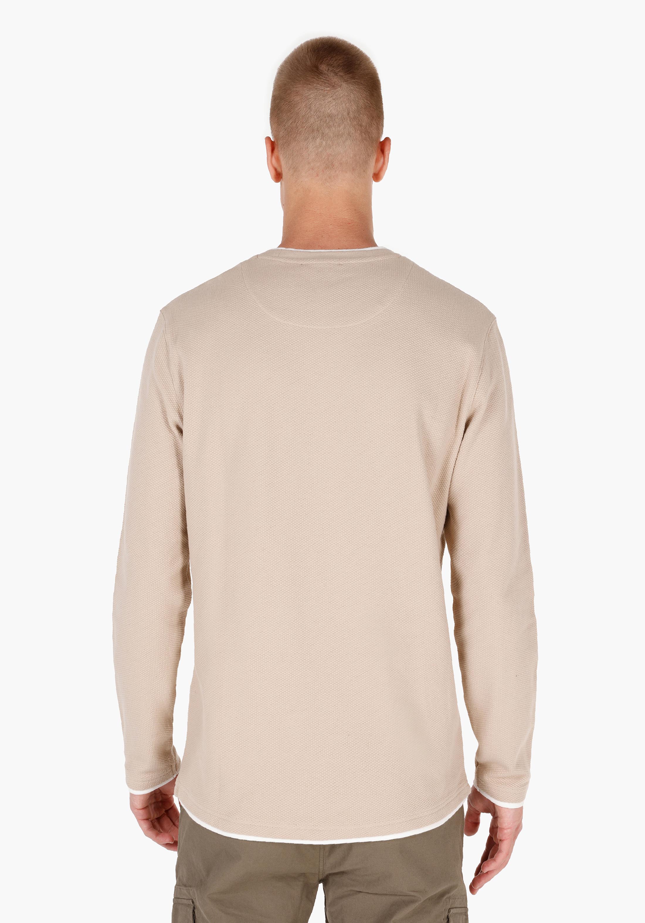 Показать информацию о Мужская бежевая футболка базовая с круглым вырезом и длинным рукавом