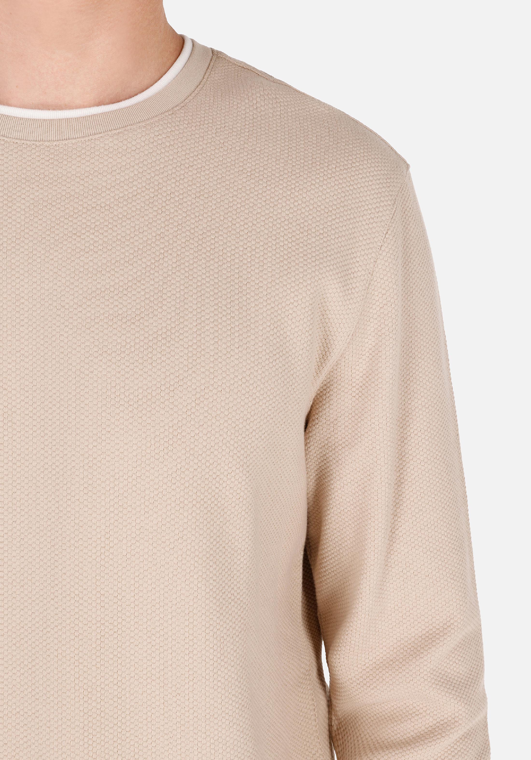 Показать информацию о Мужская бежевая футболка базовая с круглым вырезом и длинным рукавом