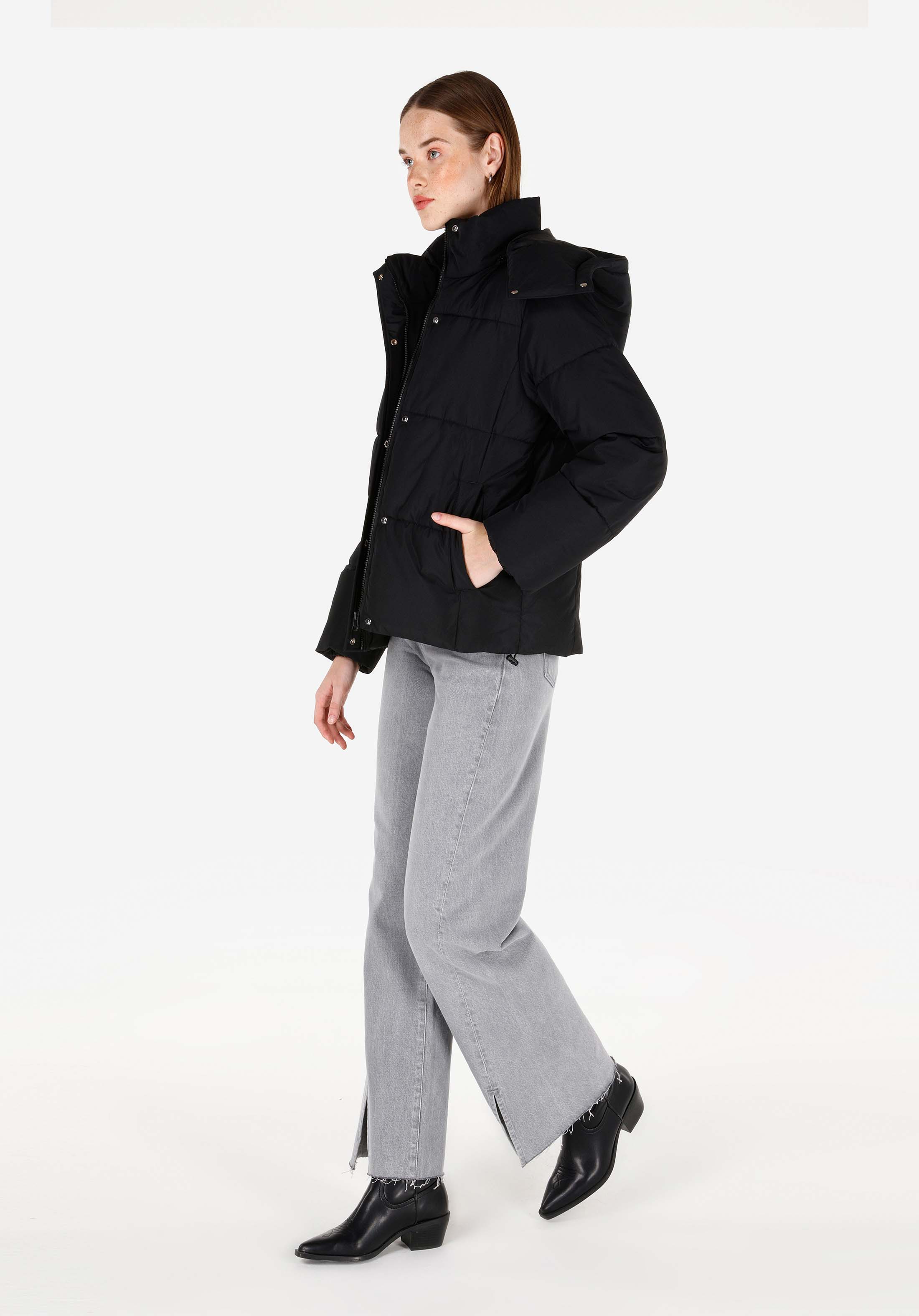 Показать информацию о Женское чёрное пальто с капюшоном на молнии