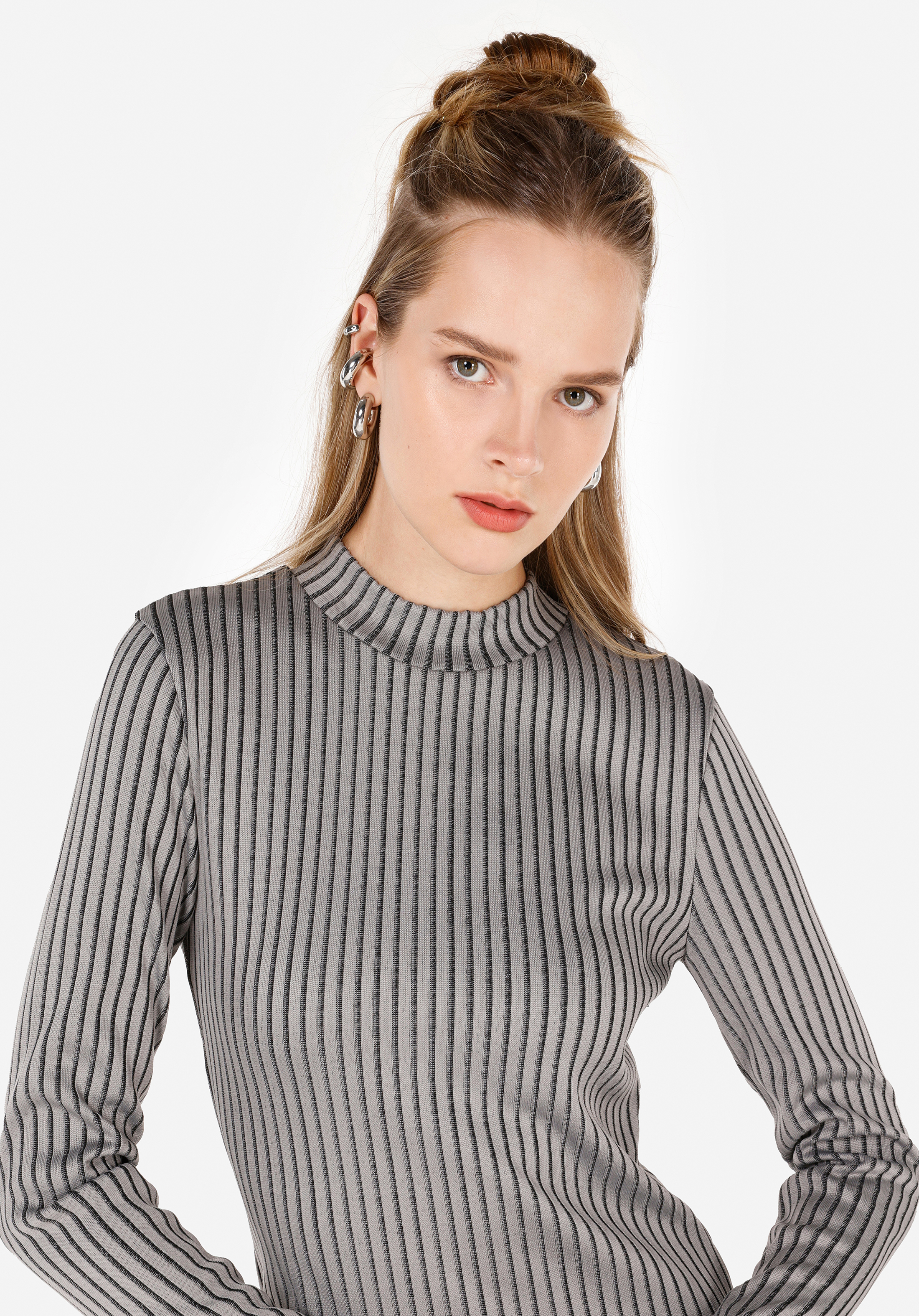 Показать информацию о Платье женское серое с длинными рукавами облегающее