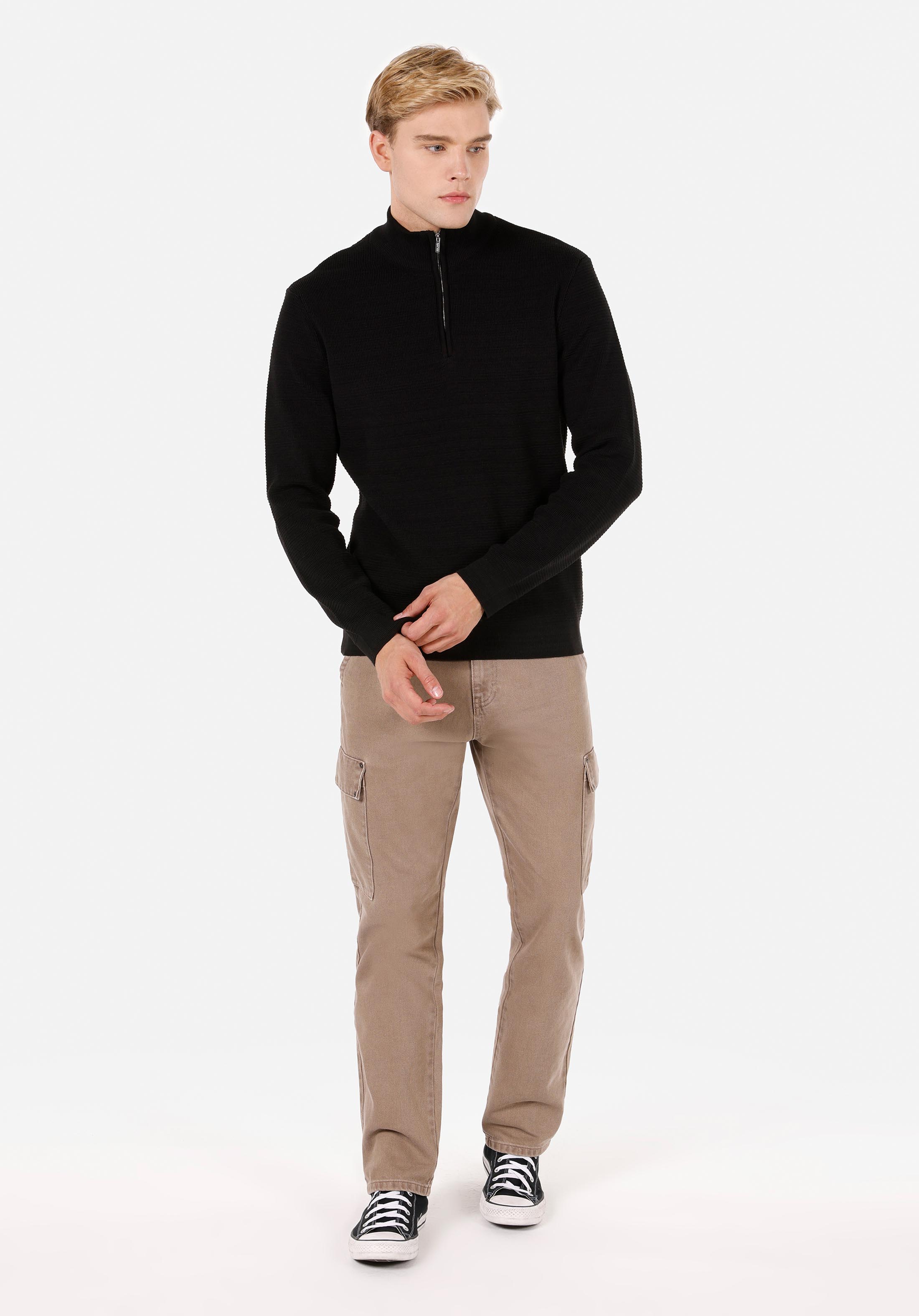 Показать информацию о Мужской чёрный свитер с высоким воротником прямого кроя regular fit