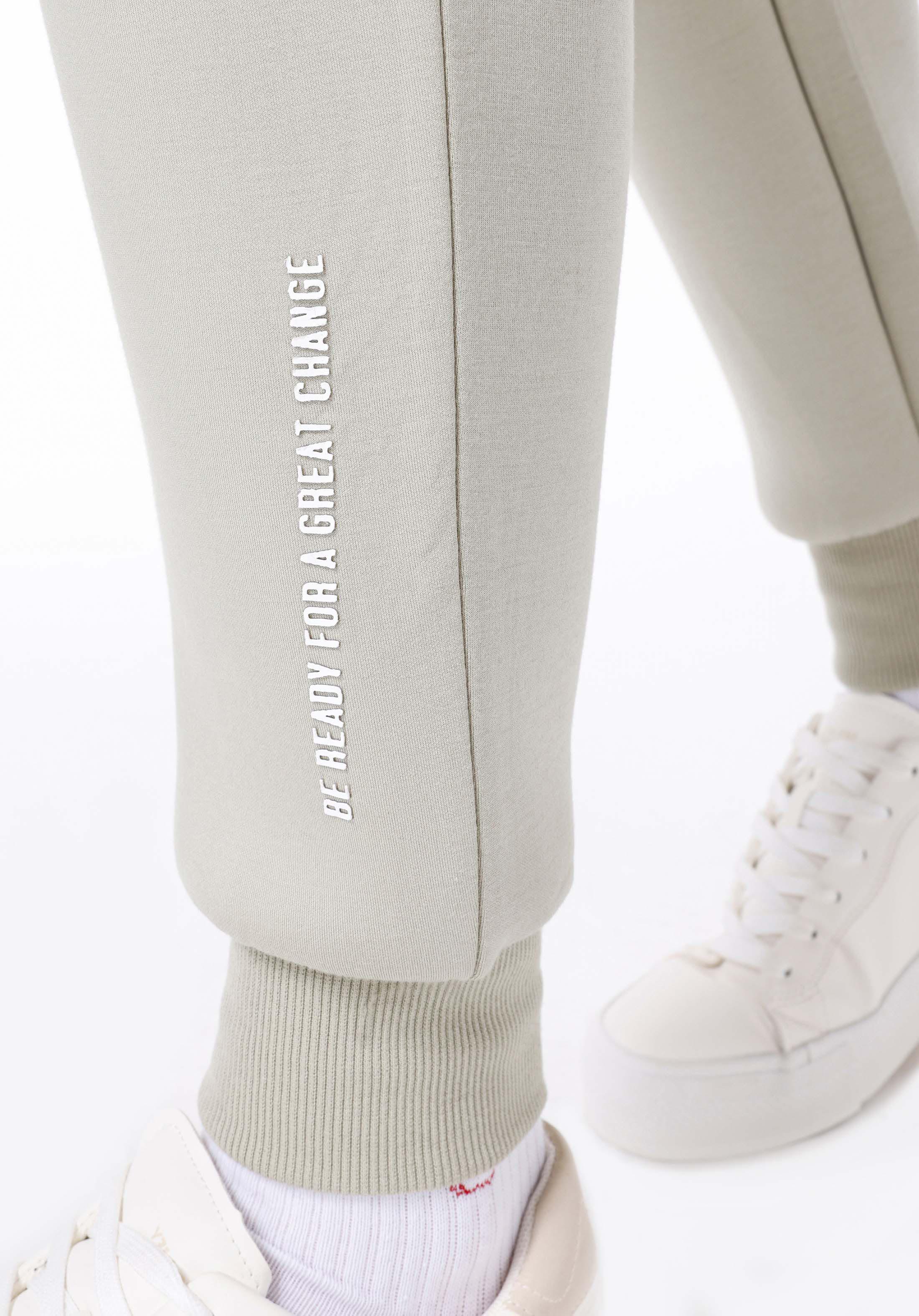 Показать информацию о Мужские зеленые спортивные штаны slim fit средняя посадка