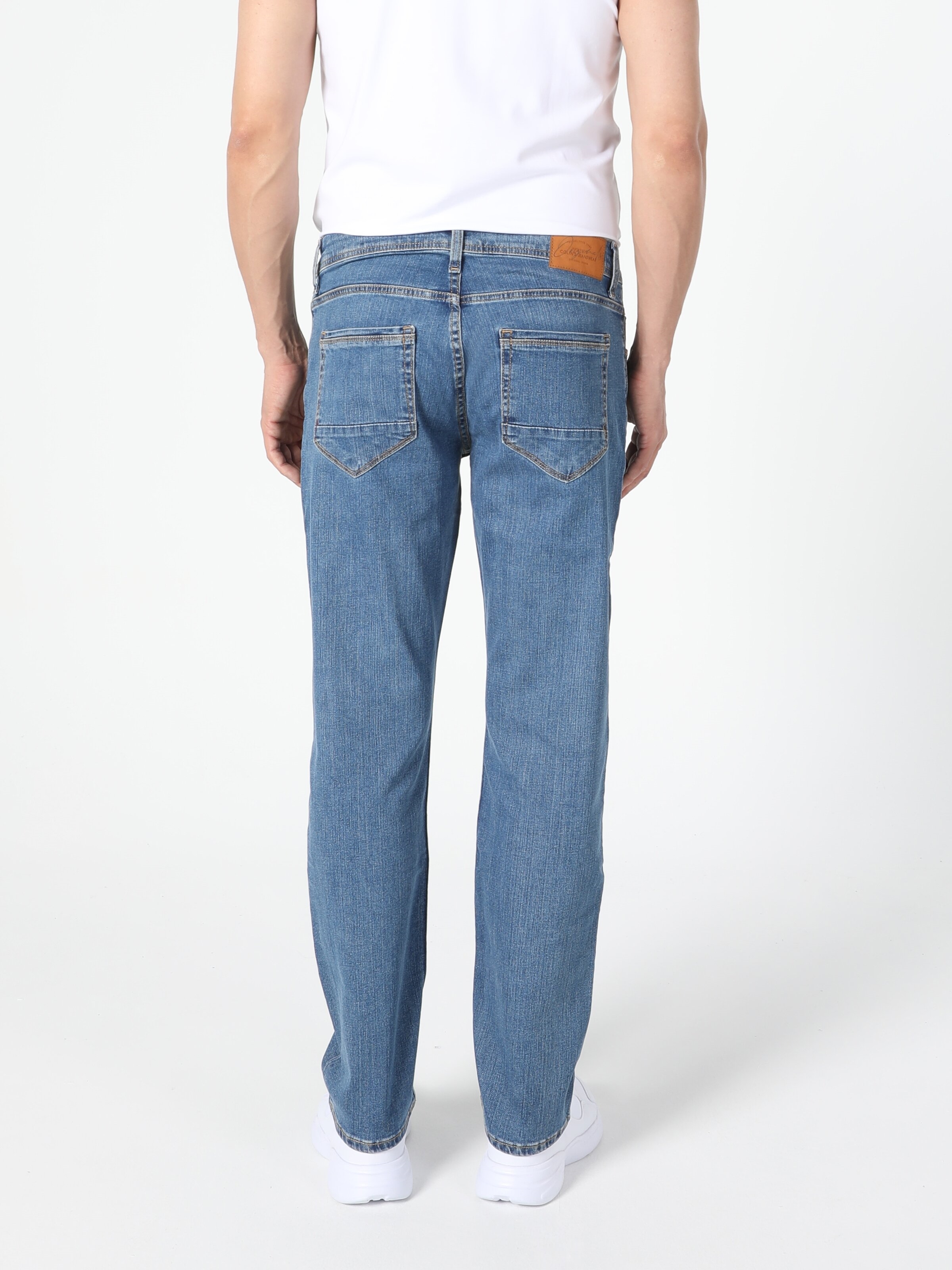 regular fit jeans with tapered leg