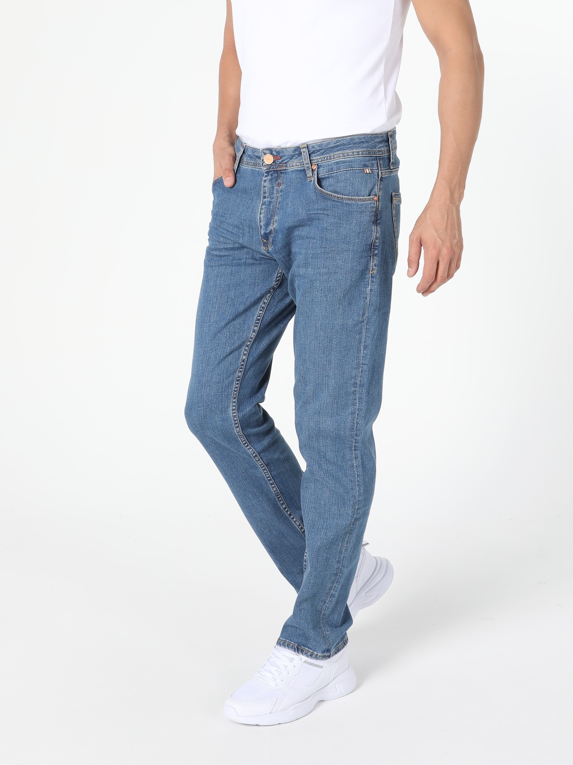 regular fit jeans with tapered leg