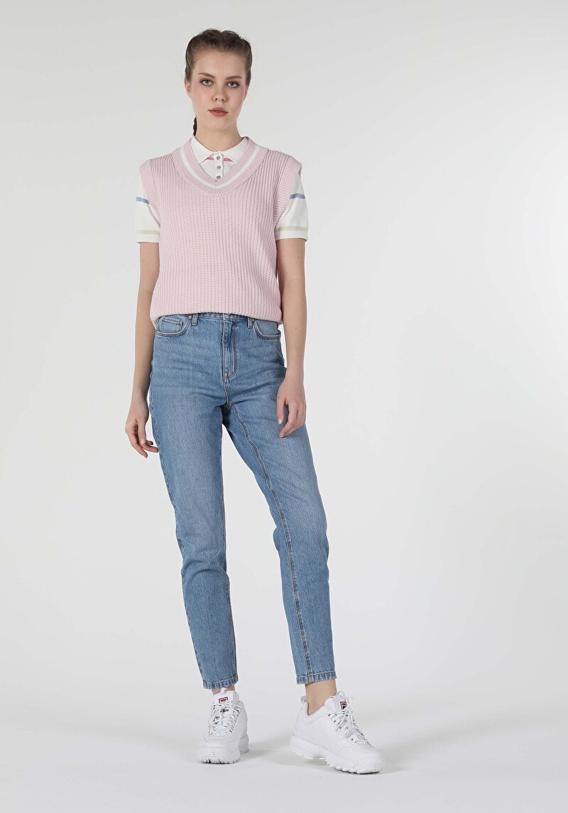 Изображение Женский розовый свитер с v-образным вырезом стандартного кроя