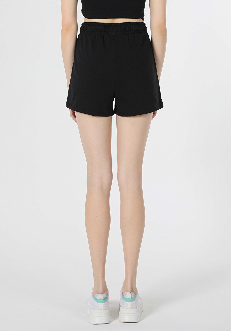 Показать информацию о Женские чёрные шорты стандартного кроя со средней посадкой и принтом regular fit