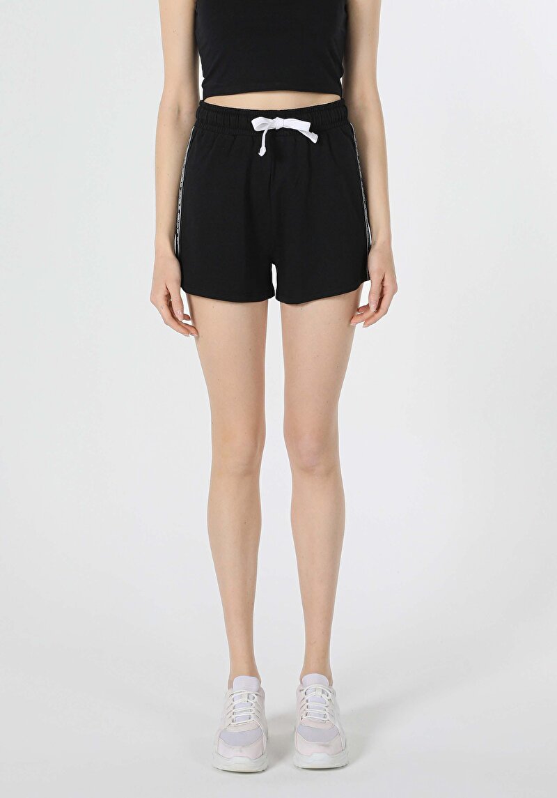 Показать информацию о Женские чёрные шорты стандартного кроя со средней посадкой и принтом regular fit