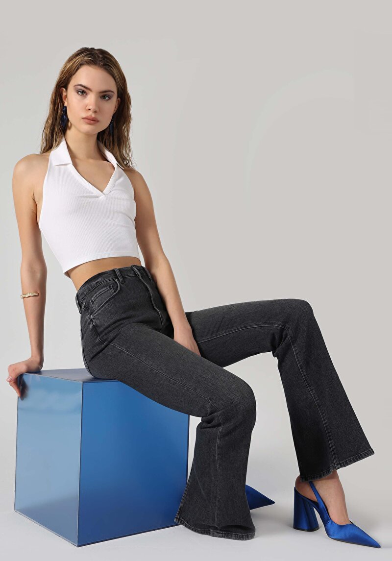 Изображение Женская белая майка приталенного кроя