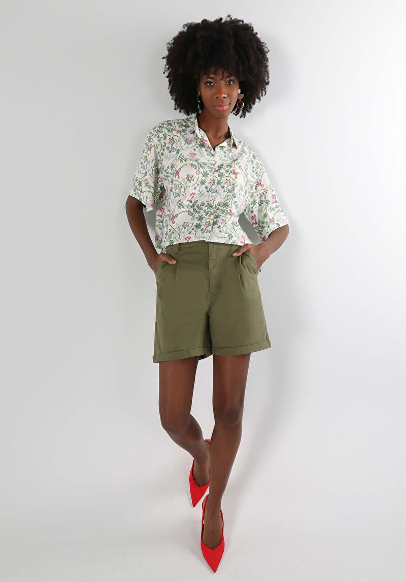 Изображение Женская рубашка стандартного кроя с короткими рукавами