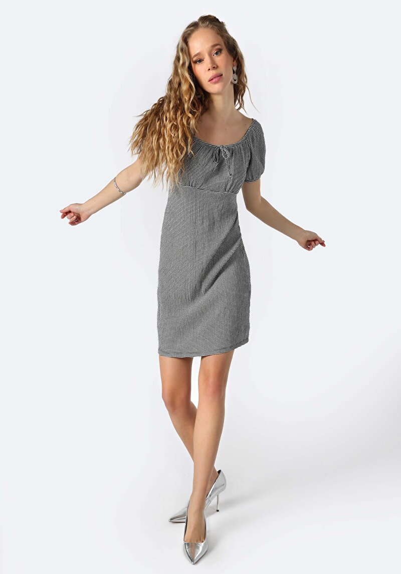 Изображение Женское чёрное платье стандартного кроя с короткими рукавами