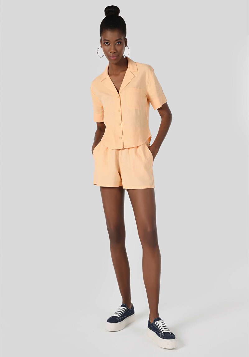 Изображение Женские оранжевые шорты стандартного кроя с заниженной талией