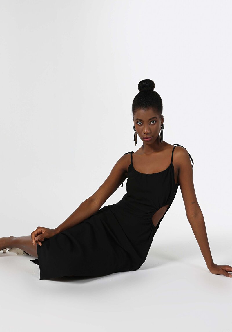 Изображение Женское черное платье приталенного кроя