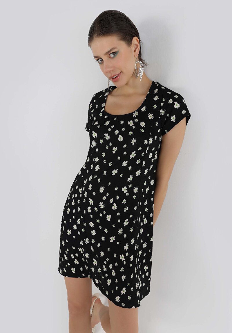 Изображение Женское чёрное платье стандартного кроя с короткими рукавами