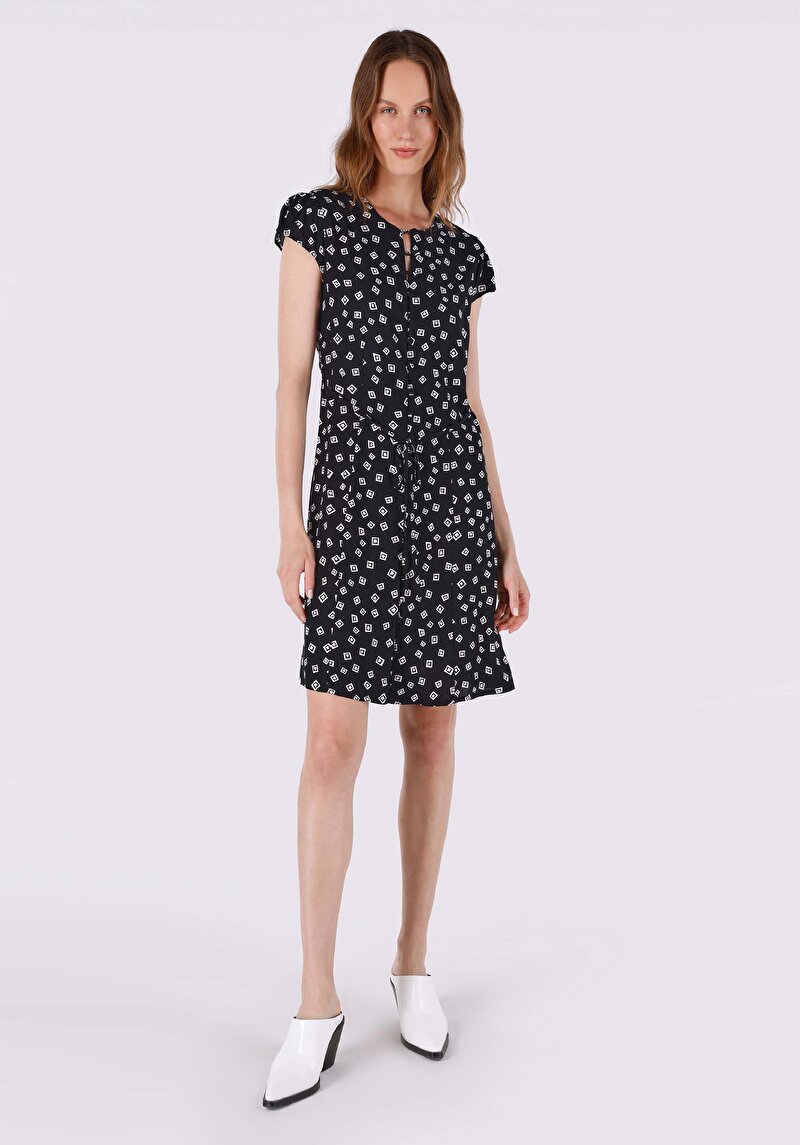 Изображение Женское черное платье приталенного кроя