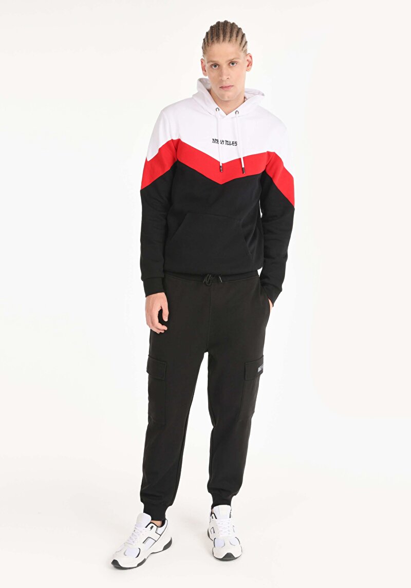 Изображение Мужские чёрные спортивные брюки прямого кроя со средней посадкой