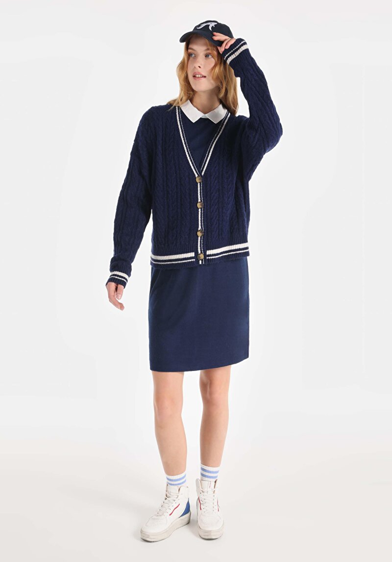 Изображение Женское тёмно-синее платье стандартного кроя с длинным рукавом