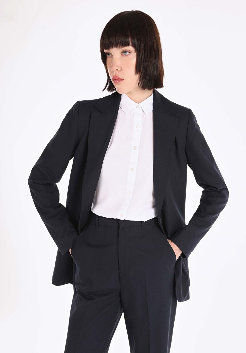 Изображение Женский пиджак тёмно-синего цвета, обычного кроя, на пуговицах