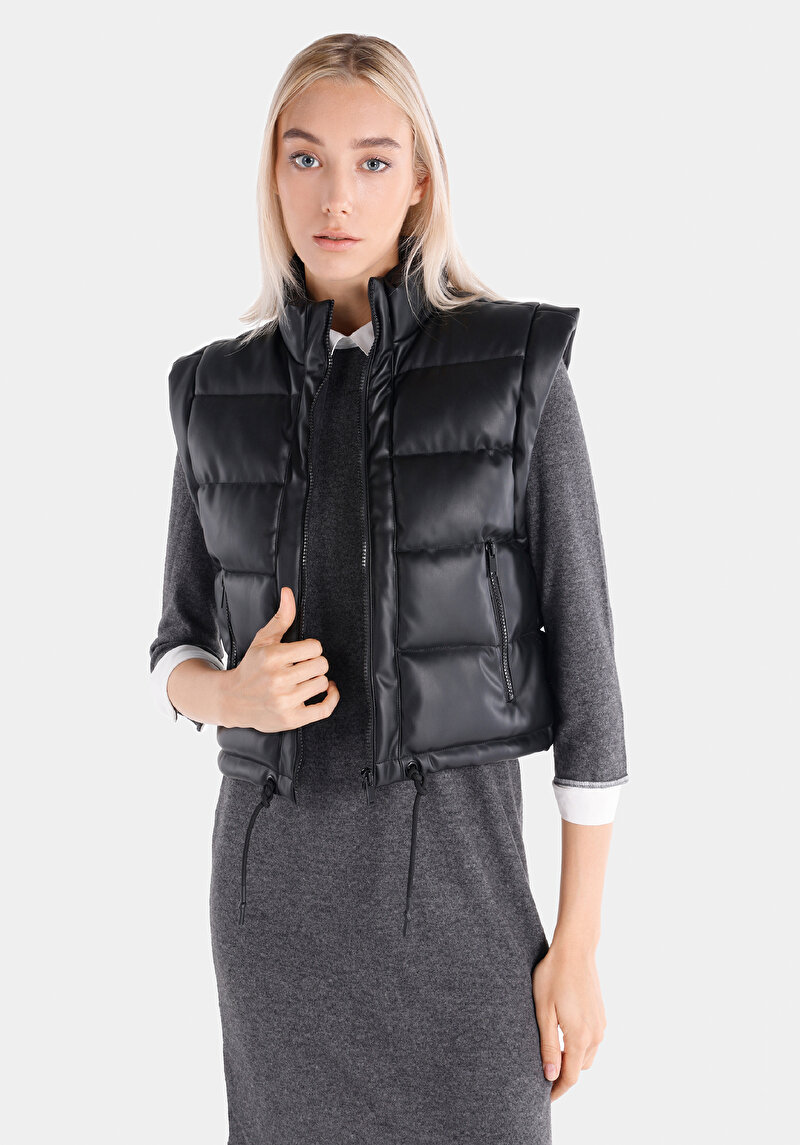 Изображение Женский черный жилет стандартного кроя с воротником-стойкой и молнией комфортная посадка