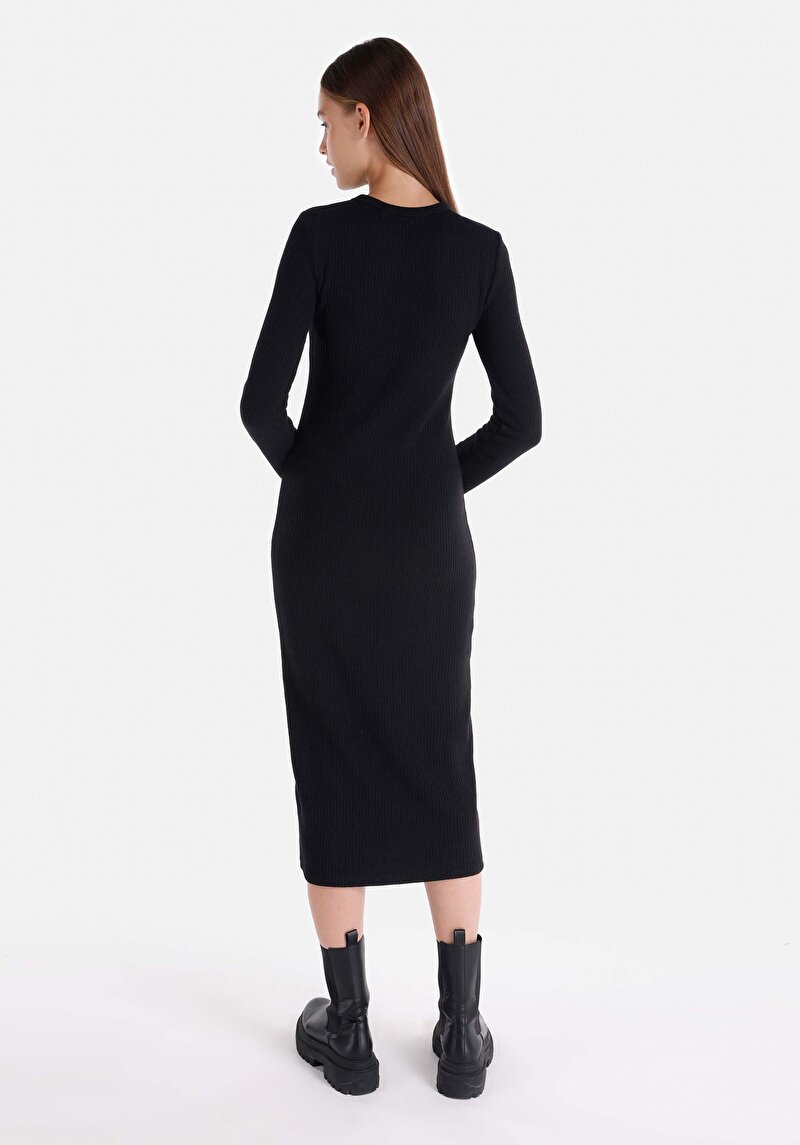 Показать информацию о Женское чёрное платье облегающего кроя с длинным рукавом