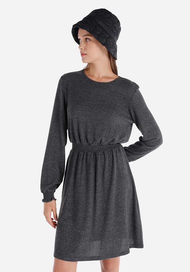 Изображение Женское антрацитовое платье с короткими рукавами стандартного кроя