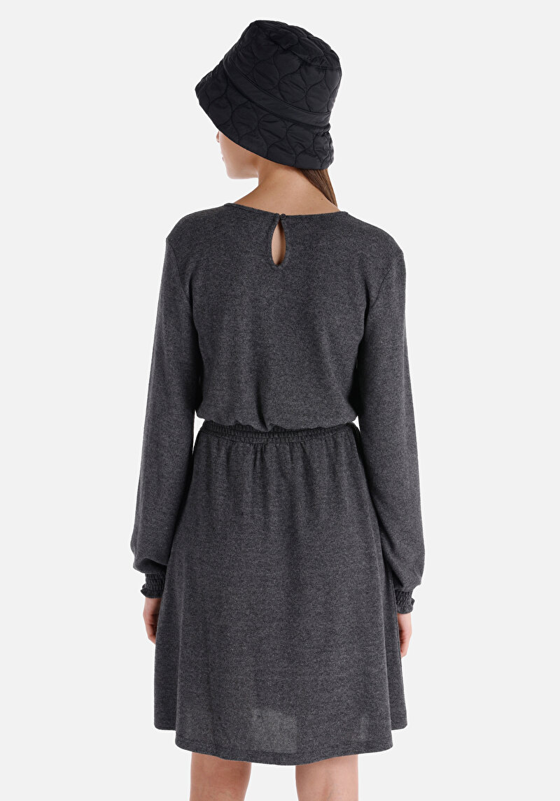 Показать информацию о Женское антрацитовое платье с короткими рукавами стандартного кроя