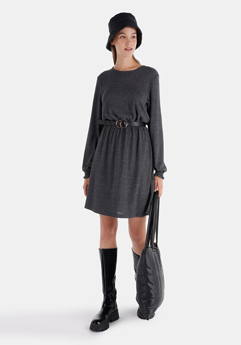 Показать информацию о Женское антрацитовое платье с короткими рукавами стандартного кроя