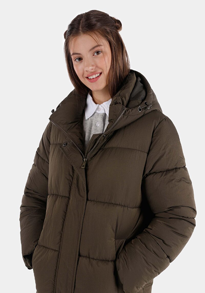 Изображение Женское зеленое пальто обычного кроя с капюшоном и застёжкой-молнией