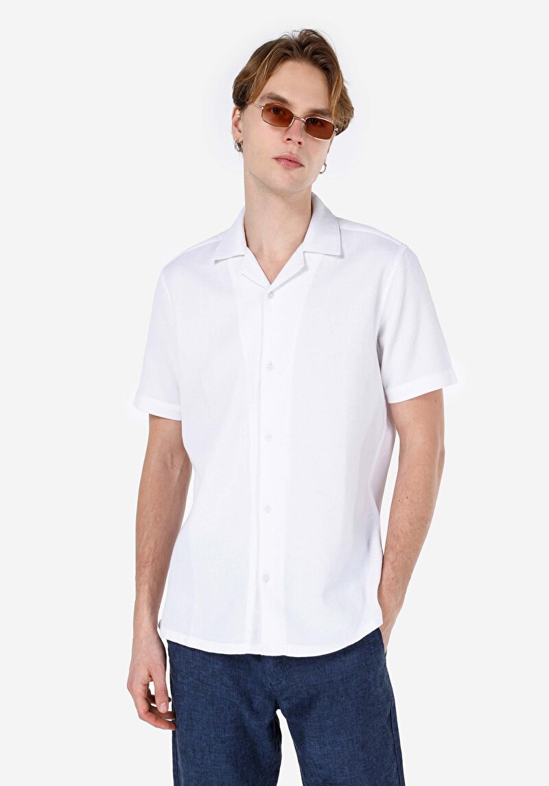 Изображение Мужская белая рубашка стандартного кроя с коротким рукавом