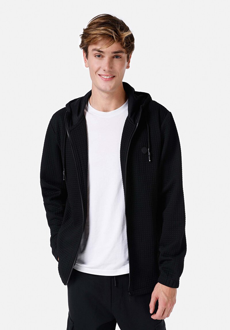 Изображение Мужская чёрная куртка стандартного кроя