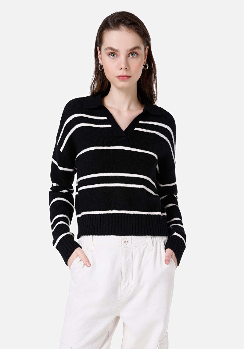 Изображение Женский чёрный свитер в полоску с воротником поло стандартного кроя