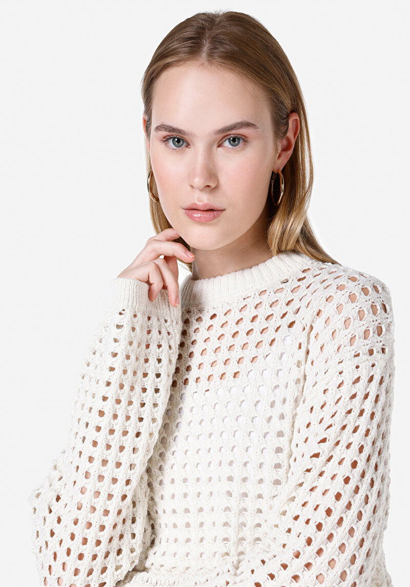 Изображение Женский белый свитер стандартного кроя с круглым вырезом