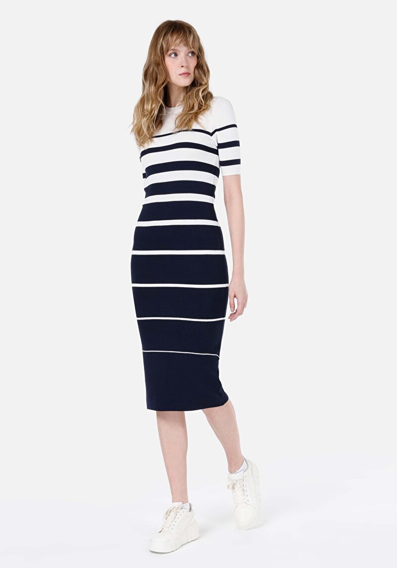 Изображение Женское тёмно-синее облегающее платье с короткими рукавами