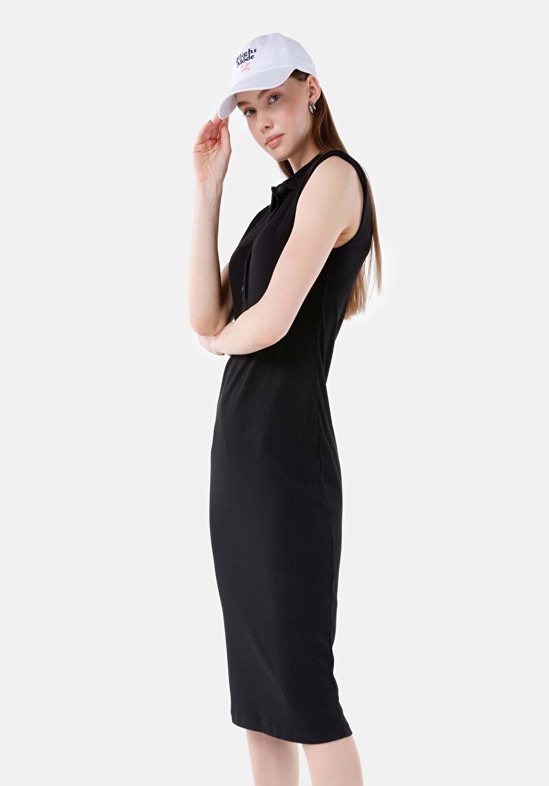 Изображение Женское чёрное облегающее платье без рукавов