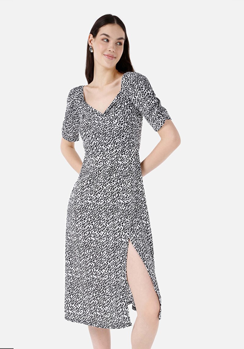 Изображение Женское чёрное платье с принтом, стандартного кроя