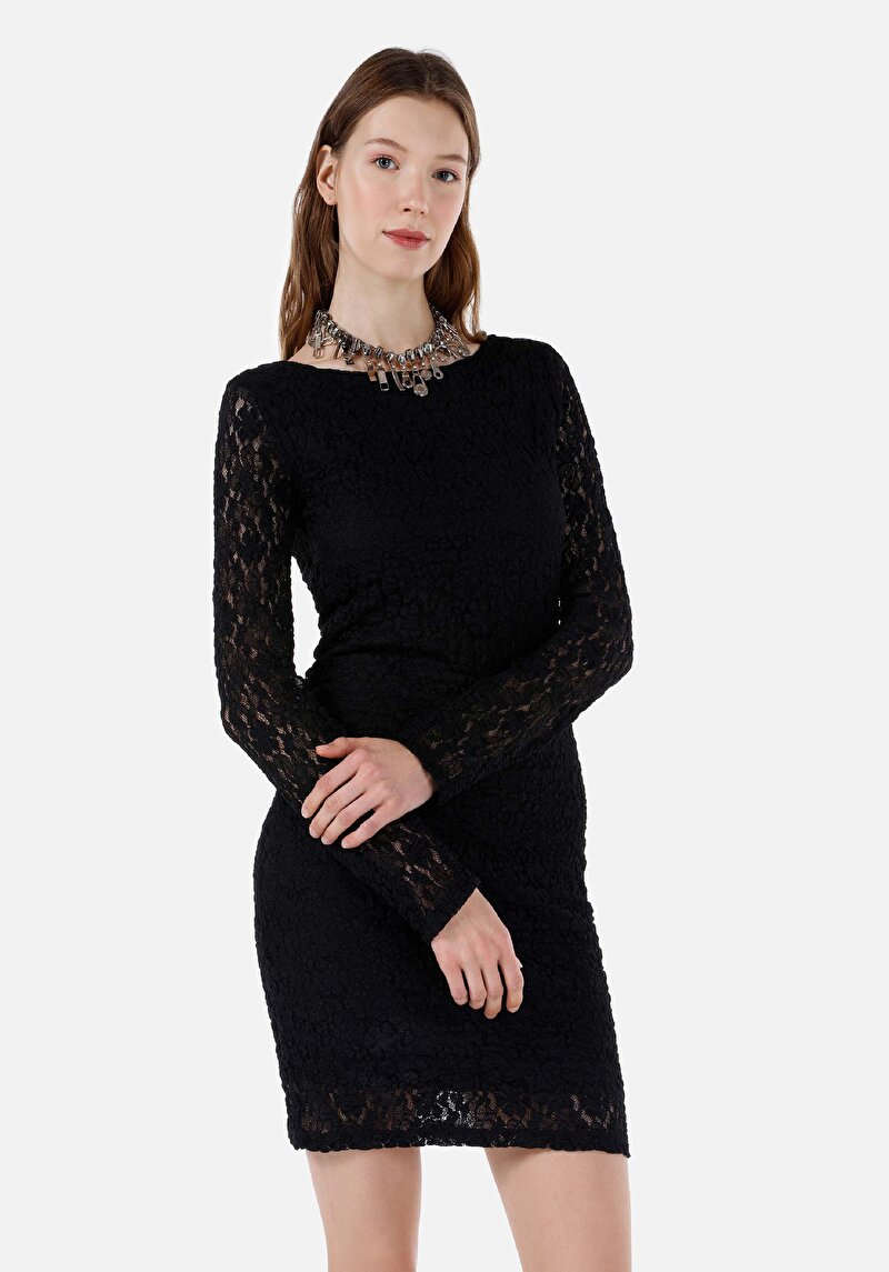 Изображение Женское чёрное платье облегающего кроя с длинным рукавом