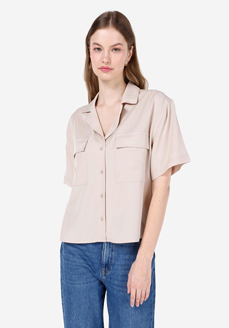Изображение Женская бежевая рубашка прямого кроя, с коротким рукавом