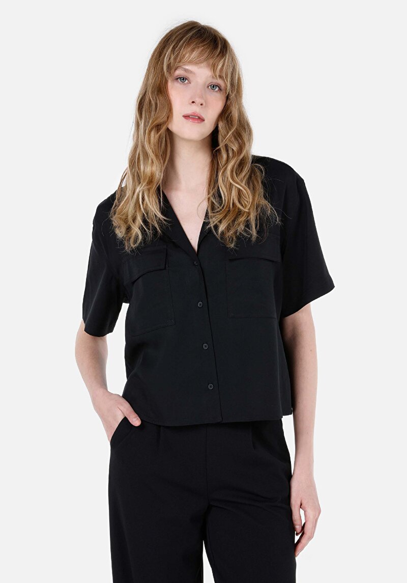 Изображение Женская черная рубашка стандартного кроя, с коротким рукавом