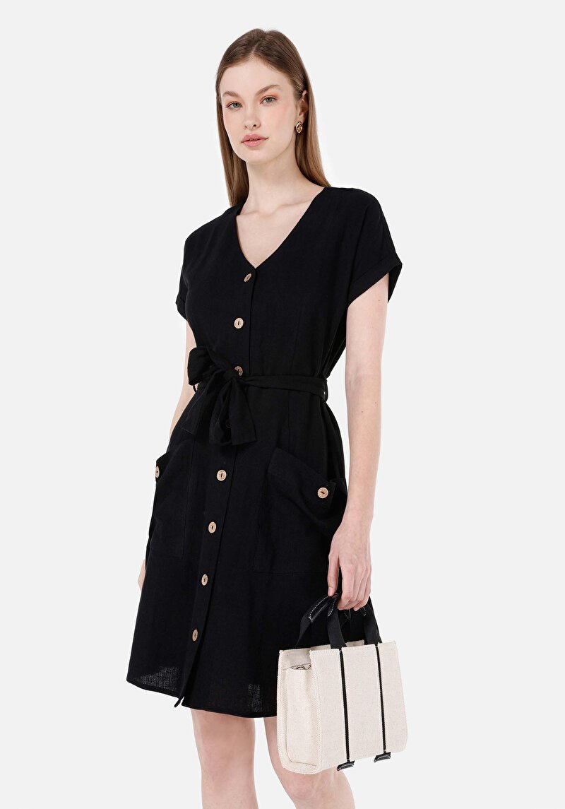 Изображение Женское чёрное платье обычного кроя