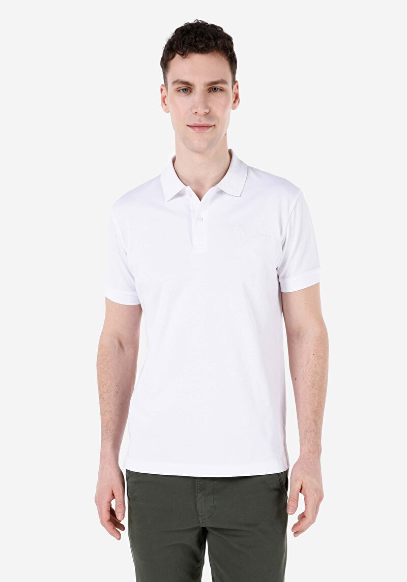 Изображение Мужская белая футболка-поло стандартного кроя, прямого силуэта, с коротким рукавом