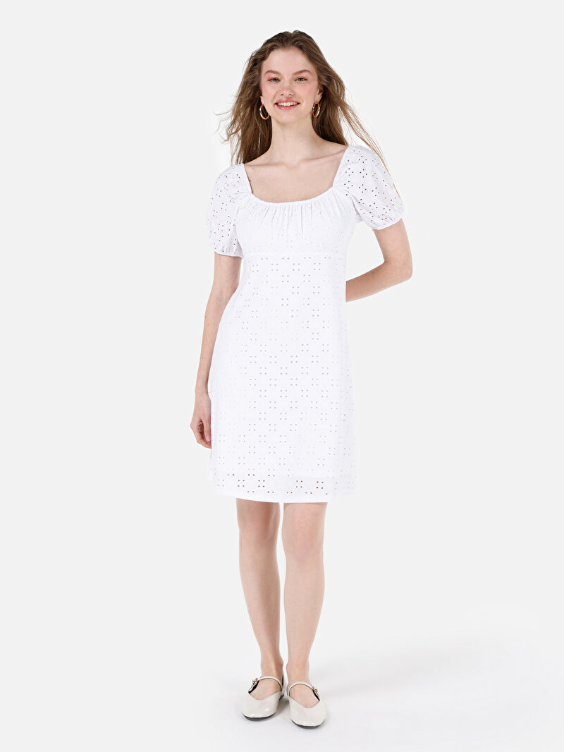 Показать информацию о Женское платье прямого силуэта стандартного кроя с короткими рукавами