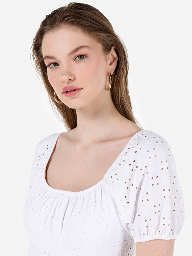 Показать информацию о Женское платье прямого силуэта стандартного кроя с короткими рукавами