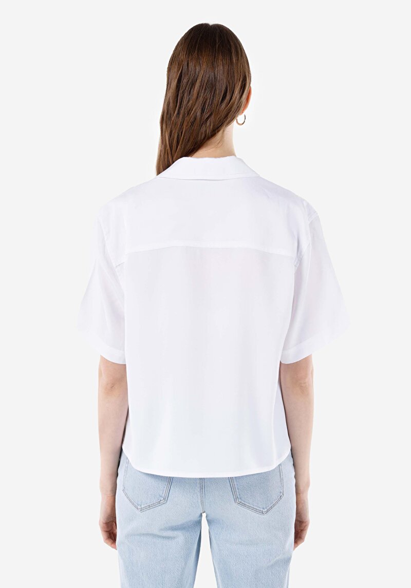 Показать информацию о Женская белая рубашка стандартного кроя с короткими рукавами